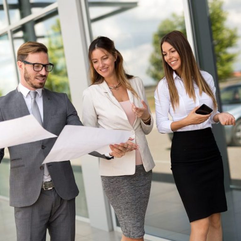 picture-of-business-people-discussing-in-their-P59UCWR-768x512